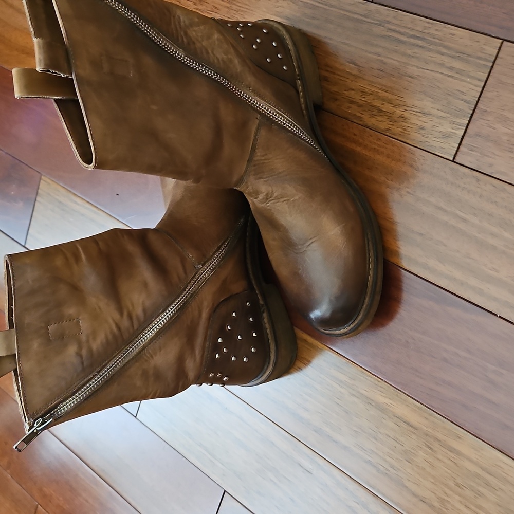 Vintage Foundry Mid Calf Boots  1.5 Stacked Block Heel. Like New Con.